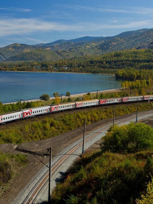 Die Transsibirische Eisenbahn am Baikal-See.
