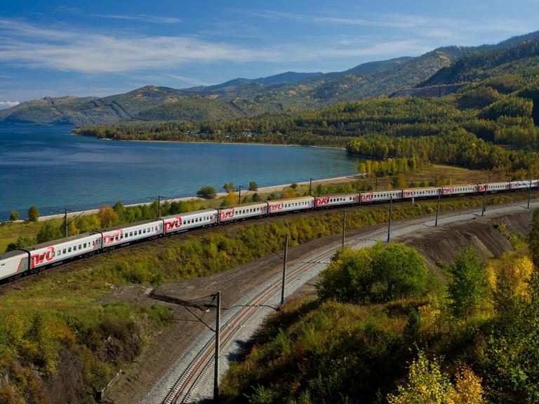 Die Transsibirische Eisenbahn am Baikal-See.