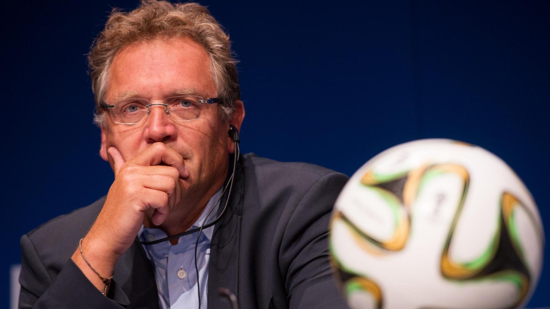 Der entlassene  FIFA-Generalsekretär hält sich für unschuldig.