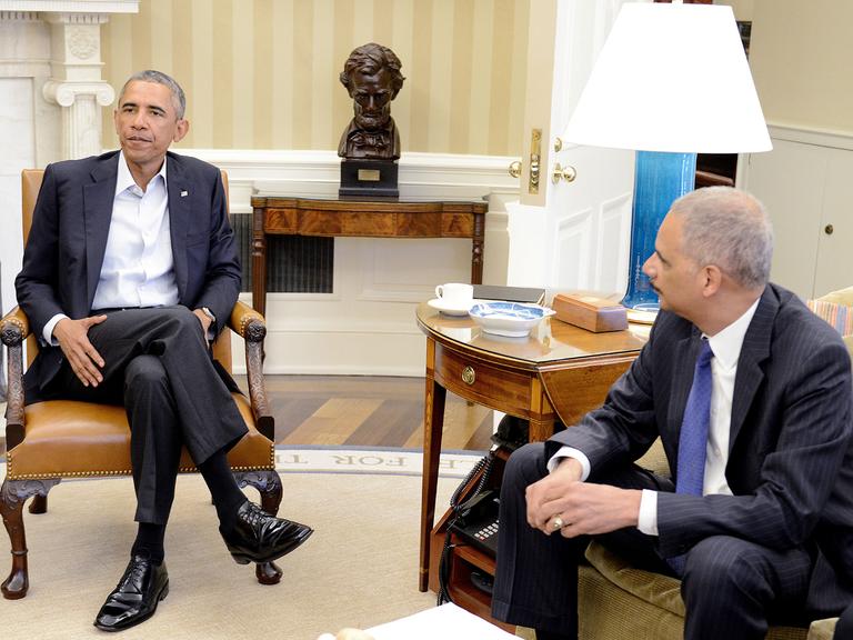 US-Präsident Obama bespricht mit Justizminister Eric H. Holder im Weißen Haus die Situation in Ferguson