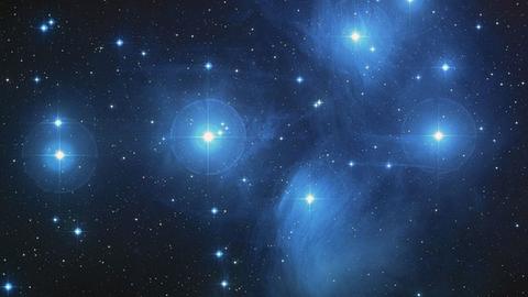 Die Plejaden sind der schönste und hellste offene Sternhaufen in der winterlichen Milchstraße