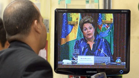 Die brasilianische Regierungschefin Dilma Roussef wendet sich in einer Rede an die Nation, um die aufgeheizte Stimmung im Land abzumilden.
