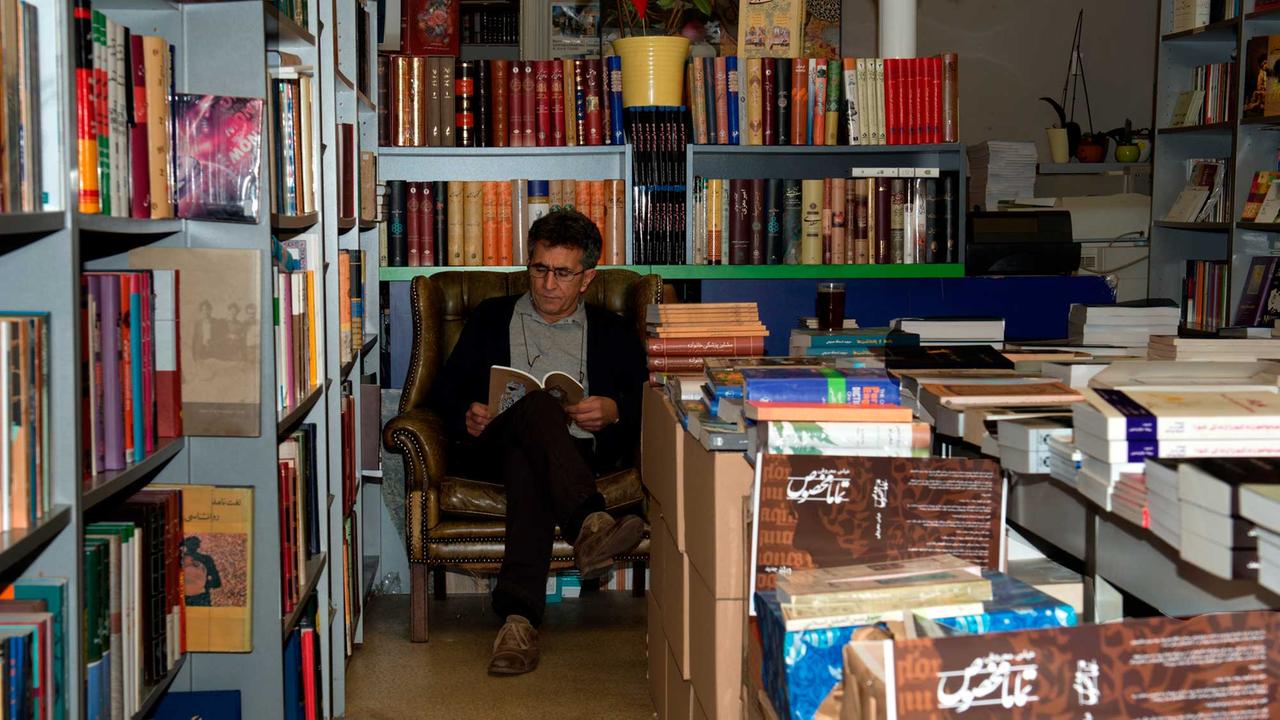 Der iranisch-deutsche Schriftsteller Abbas Maroufi in seiner persischen Buchhandlung "Hedayat" in Berlin.