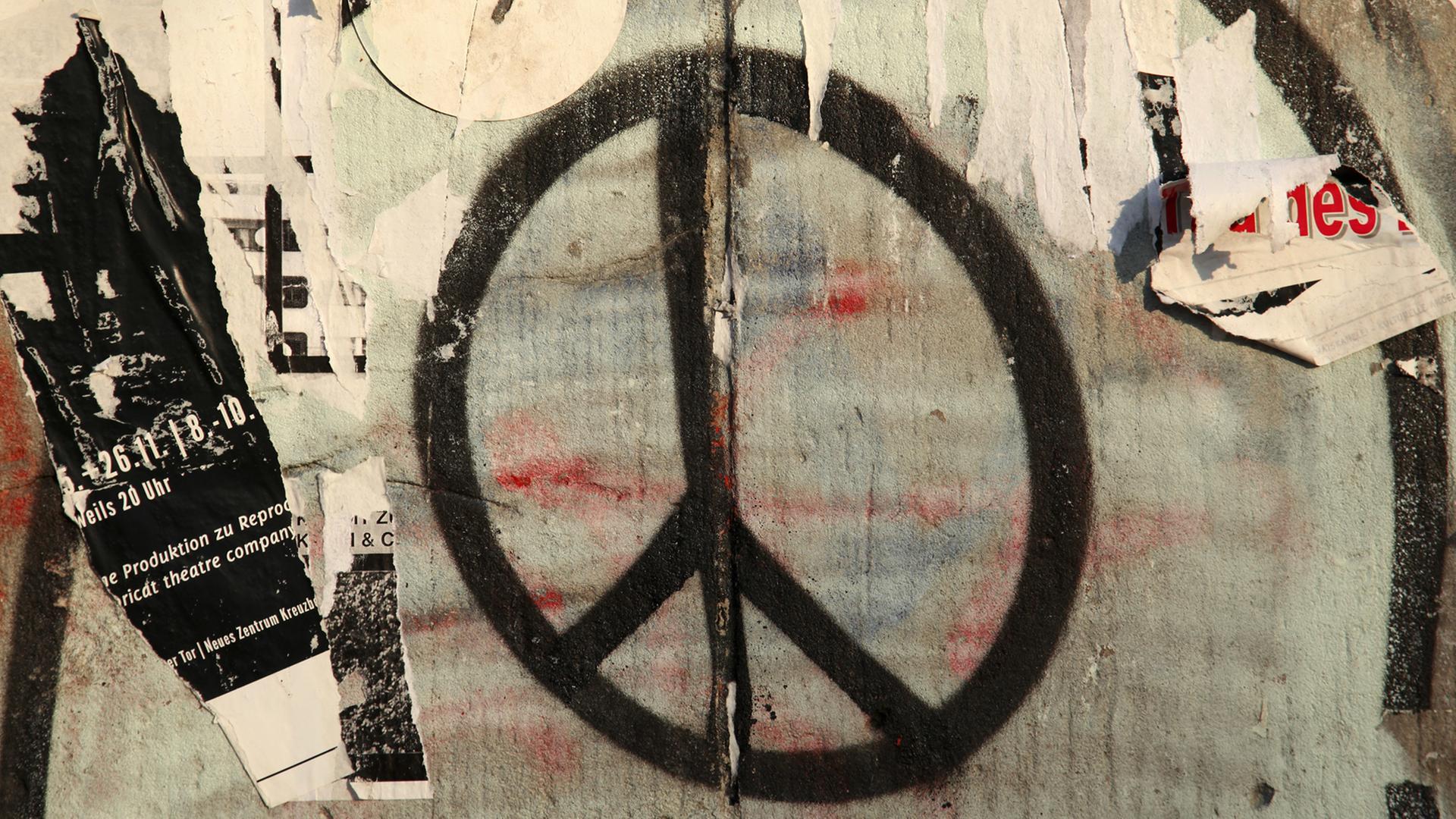 Friedenszeichen, gemalt auf eine Wand in Berlin-Kreuzberg