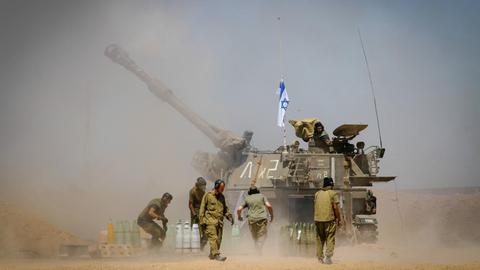 Israelische Haubitze feuert am 1. August 2014 Granaten Richtung Gazastreifen