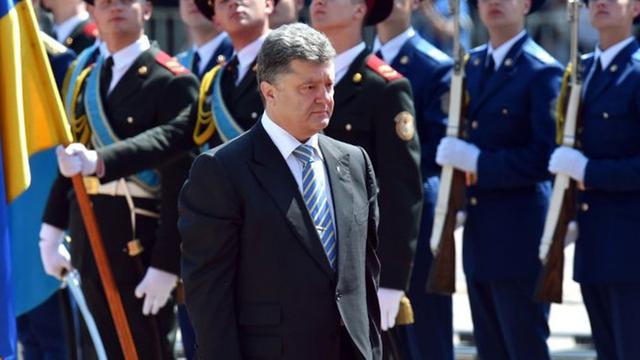 Petro Poroschenko geht an einer Gruppe von ukrainischen Soldaten vorbei.