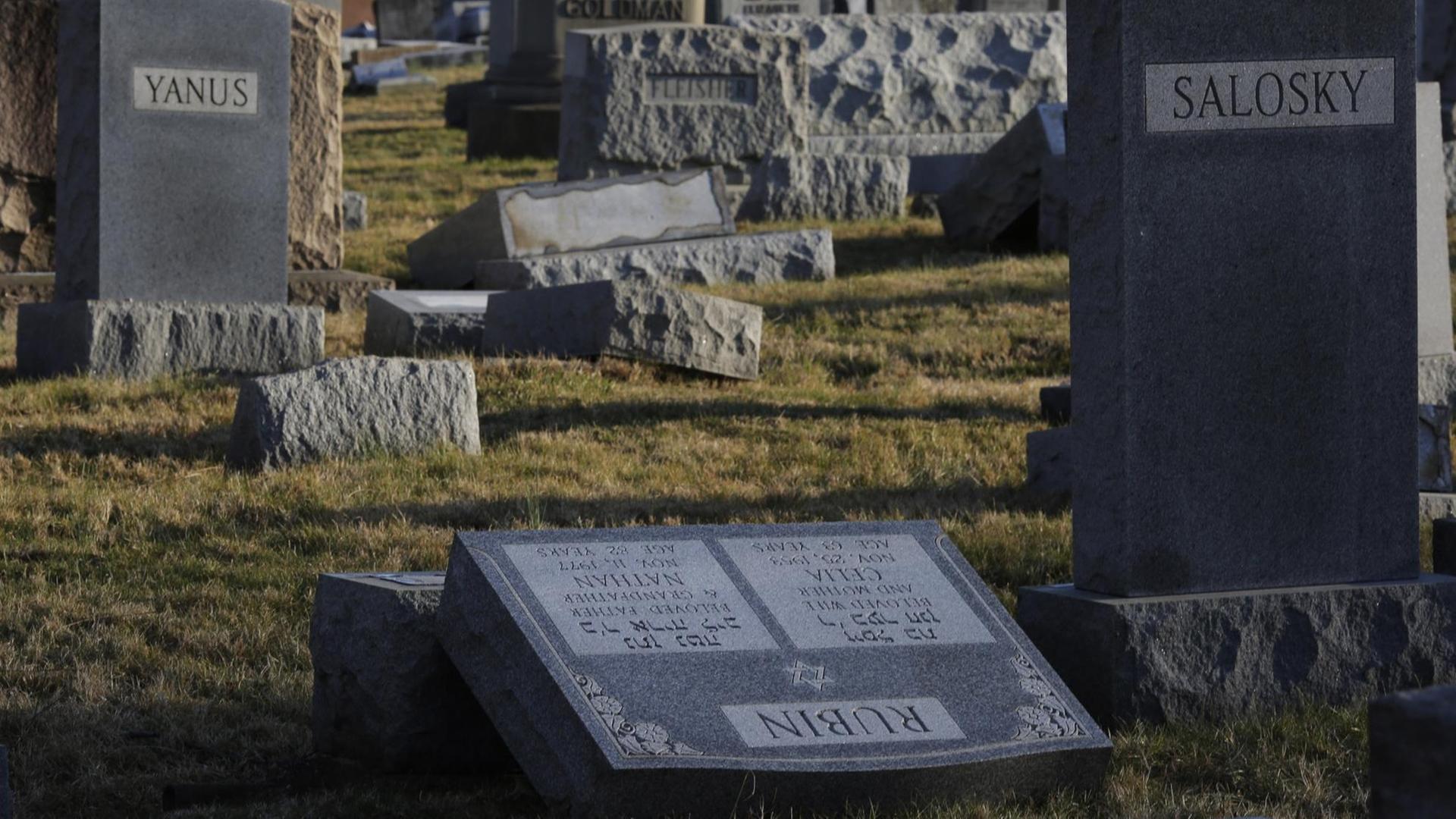 Mehrere Hundert Grabsteine wurden auf einem jüdischen Friedhof in Philadelphia umgestürzt.