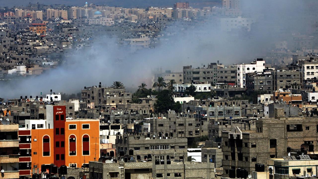 Rauch steigt auf nach einem israelischen Luftangriff auf Gaza Stadt am 28. Juli 2014.