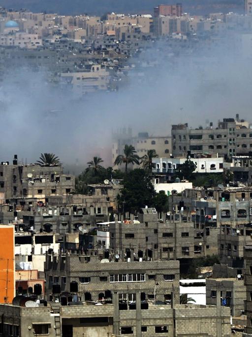 Rauch steigt auf nach einem israelischen Luftangriff auf Gaza Stadt am 28. Juli 2014.