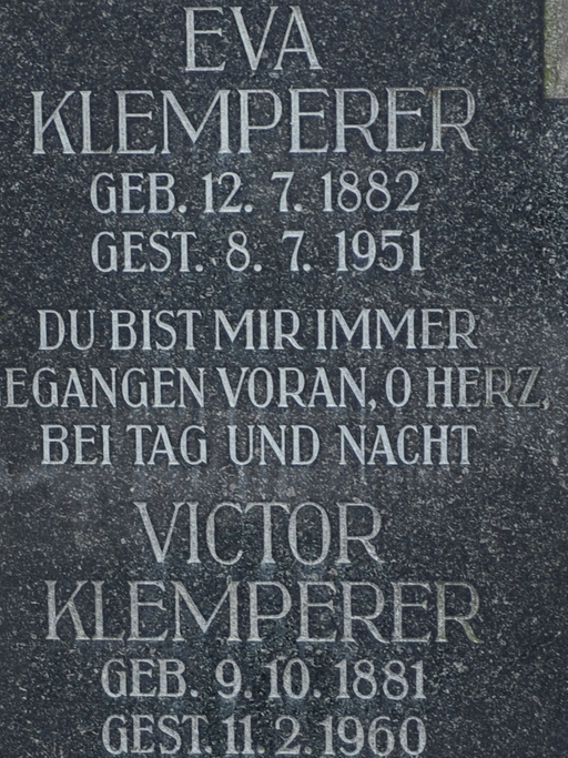Blick auf das Grab von Eva und Victor Klemperer in Dresden. Die 1995 erschienenen Tagebücher "Ich will Zeugnis ablegen bis zum letzten" von Victor Klemperer gelten als eine der eindrücklichsten Schilderungen des Nationalsozialismus von 1933 bis 1945.