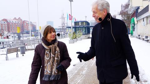 Renate Schönfelder spaziert mit dem ehemaligen Bremer Bürgermeister Henning Scherf durch die verschneite Stadt.