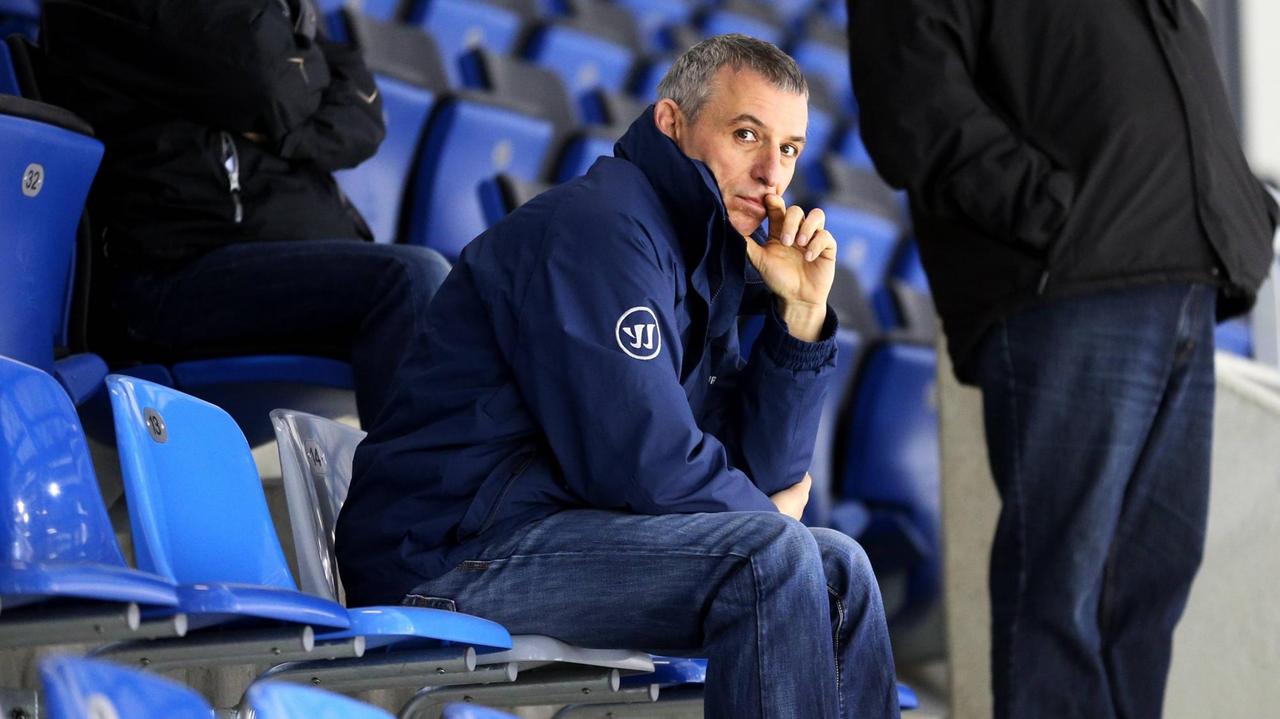 Der ehemalige Eishockeyspieler Uli Liebsch sitzt in einem Eisstadion und blickt in die Kamera.