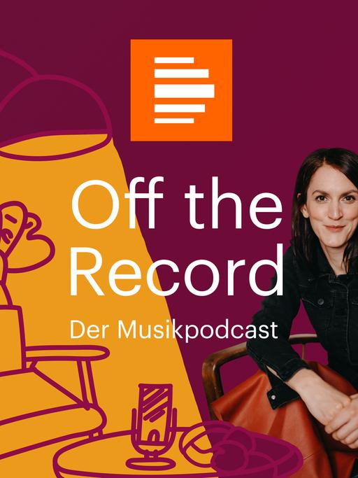 Das Podcast-Logo von "Off the Record – Der Musikpodcast" zeigt Podcast-Gastgeberin Veronika Schreiegg lächelnd in einem Sessel. Im weinroten Hintergrund ist eine Illustration mit einer gelb leuchtenden Stehlampe und einem Wohnzimmersessel zu sehen.