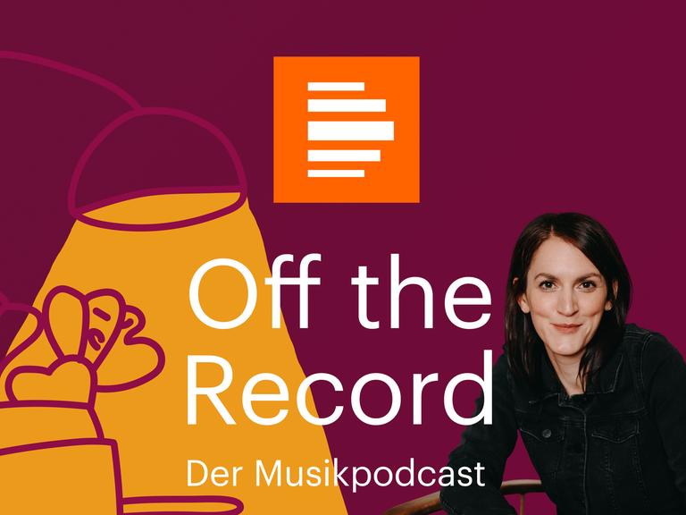 Das Podcast-Logo von "Off the Record – Der Musikpodcast" zeigt Podcast-Gastgeberin Veronika Schreiegg lächelnd in einem Sessel. Im weinroten Hintergrund ist eine Illustration mit einer gelb leuchtenden Stehlampe und einem Wohnzimmersessel zu sehen.