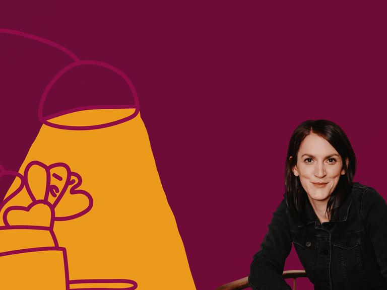 Das Podcast-Logo von "Off the Record – Der Musikpodcast" zeigt Podcast-Gastgeberin Veronika Schreiegg lächelnd in einem Sessel. Im weinroten Hintergrund ist eine Illustration mit einer gelb leuchtenden Stehlampe und einem Wohnzimmersessel zu sehen.