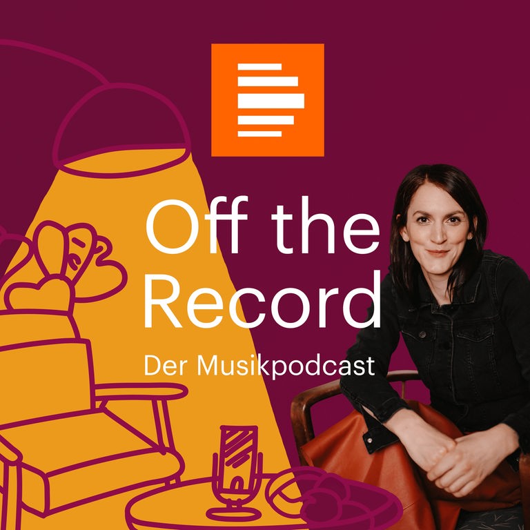 Das Podcast-Logo von "Off the Record – Der Musikpodcast" zeigt Podcast-Gastgeberin Veronika Schreiegg lächelnd in einem Sessel. Im weinroten Hintergrund ist eine Illustration mit einer gelb leuchtenden Stehlampe und einem Wohnzimmersessel zu sehen.