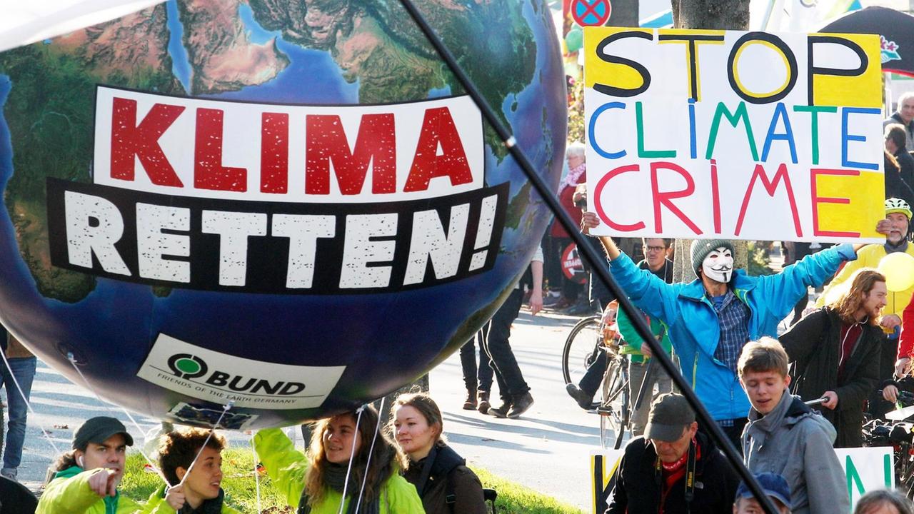 Demonstranten in Bonn fordern im Vorfeld der Weltklimakonferenz die Umsetzung des Weltklimaabkommens (2017).