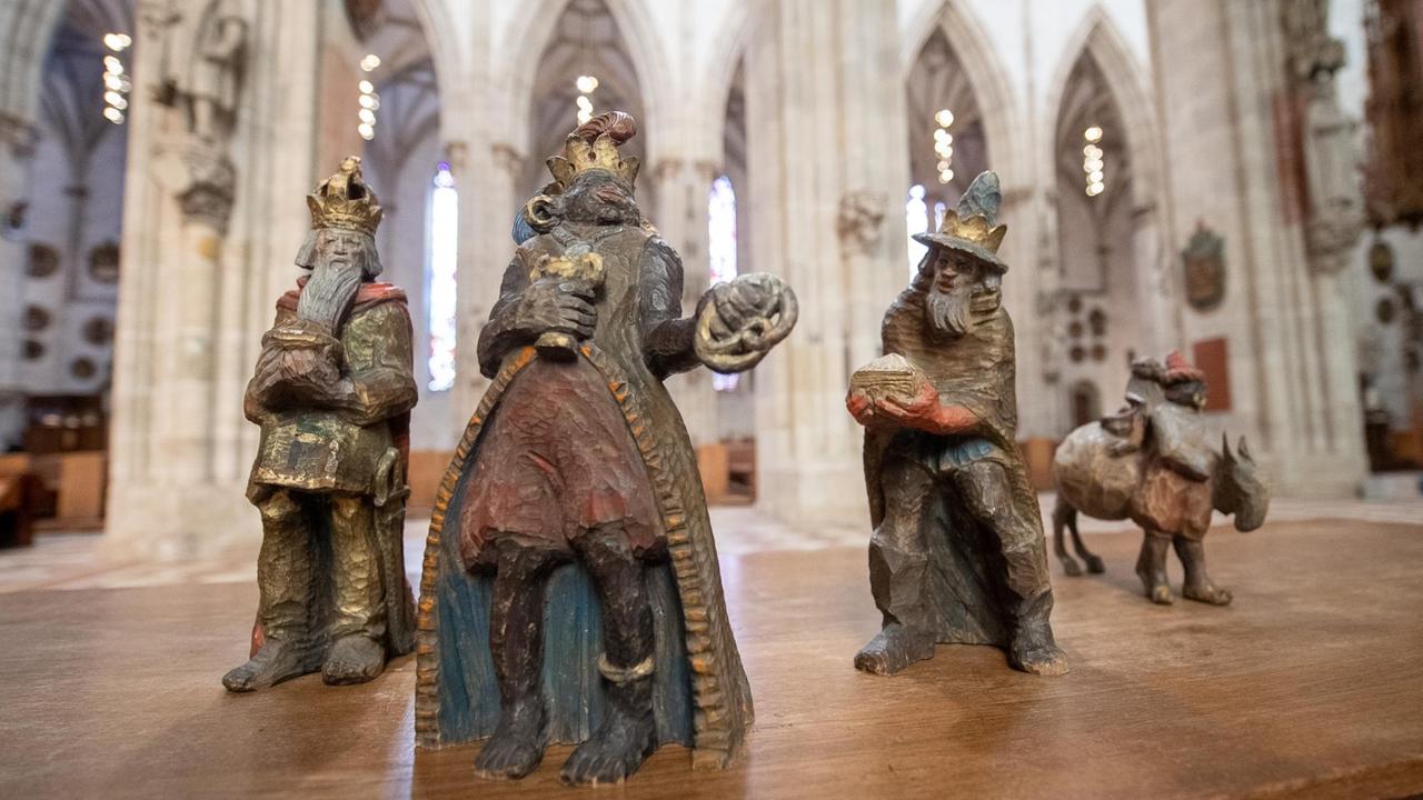 Nahaufnahme der Ulmer Figuren der Heiligen Drei Könige. Melchior wird klischeehaft mit dicken Lippen dargestellt.