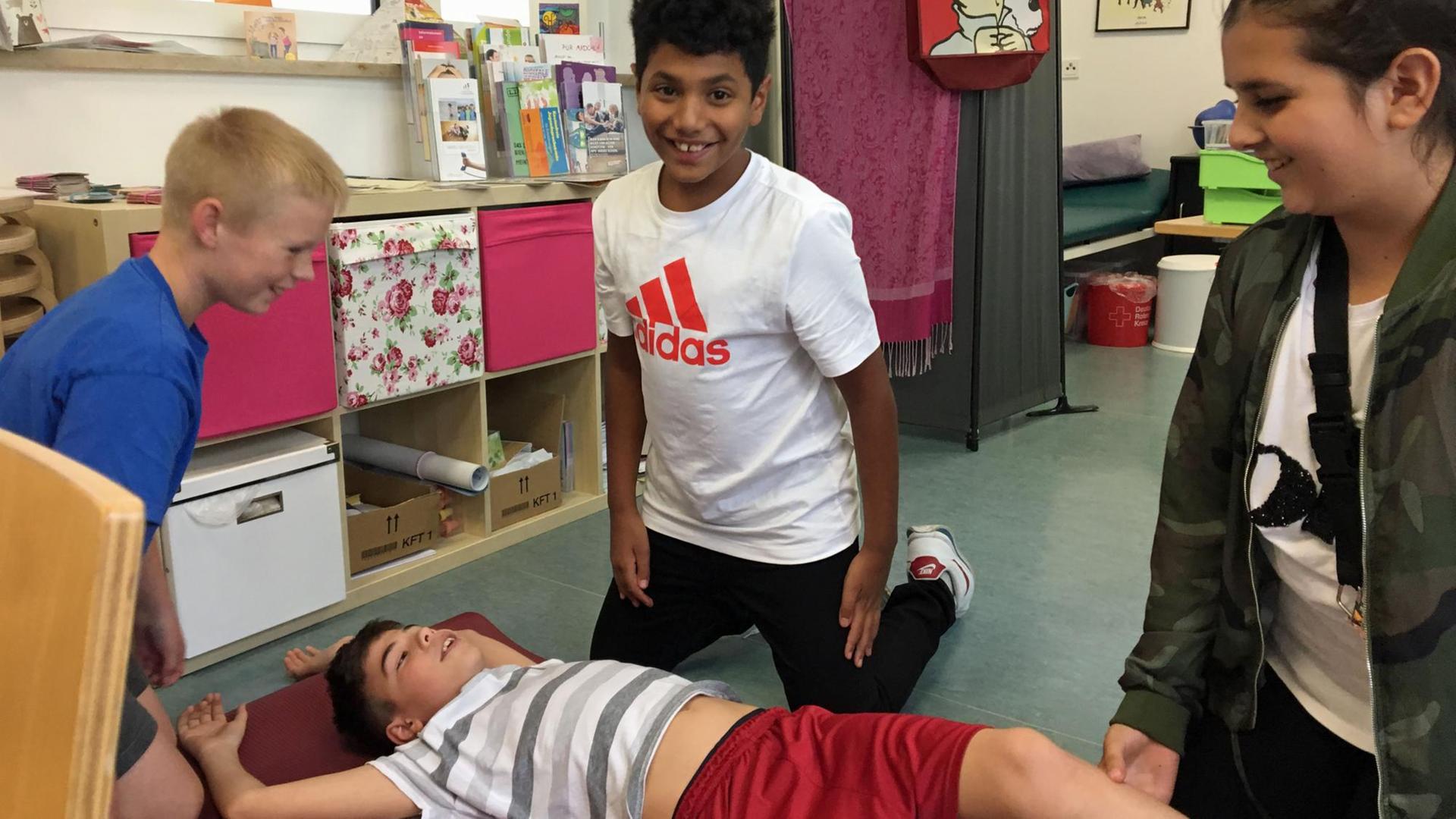 Kinder beim Erlernen von Erste-Hilfe-Maßnamen in der "Schulsanitäter-AG" an der Ernst-Reuter Schule in Frankfurt in Hessen