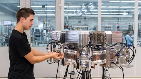 Christian Schneider, Produktionstechnologe in Ausbildung, arbeitet am 19.08.2015 im Stammwerk von Trumpf in Ditzingen (Baden-Württemberg) an einem Laserresonator.