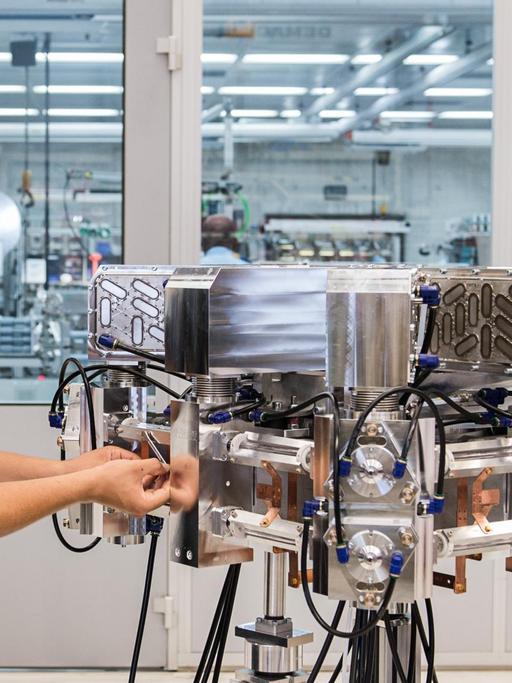 Christian Schneider, Produktionstechnologe in Ausbildung, arbeitet am 19.08.2015 im Stammwerk von Trumpf in Ditzingen (Baden-Württemberg) an einem Laserresonator.