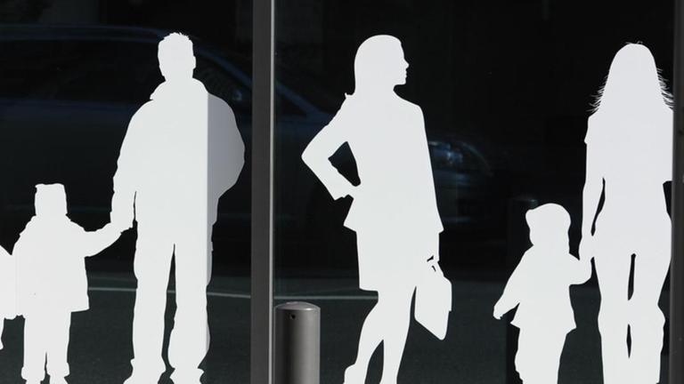 Figuren von Menschen in verschiedenem Alter sind auf dem Gebäude des Bundesministeriums für Familie, Senioren, Frauen und Jugend am Freitag (09.03.2012) in Berlin in der Glinkastraße aufgeklebt. Figuren von Menschen in verschiedenem Alter sind auf dem Gebäude des Bundesministeriums für Familie, Senioren, Frauen und Jugend am Freitag (09.03.2012) in Berlin in der Glinkastraße aufgeklebt.