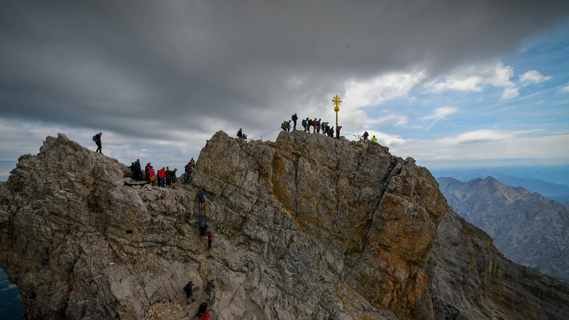 Grainau - Gipel der Zugspitze (2962 Meter) vor düsterem Himmel und Alpenlandschaft