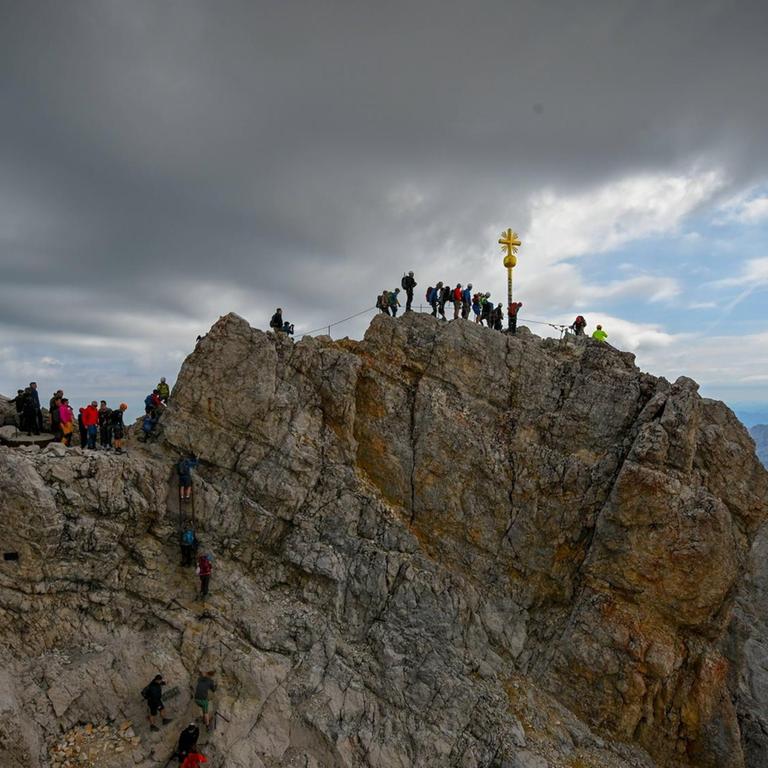 Grainau - Gipel der Zugspitze (2962 Meter) vor düsterem Himmel und Alpenlandschaft