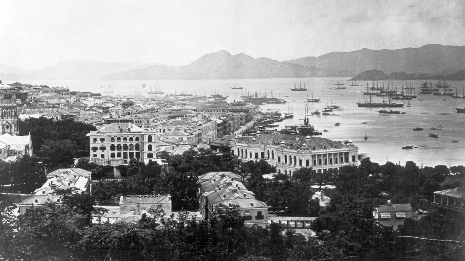 Hongkong im Jahr 1870. Der sogenannte Opiumkrieg zwischen England und China hatte 1841 zur Besetzung Hongkongs geführt. Nach 156 Jahren wurde die britische Kronkolonie zum 1. Juli 1997 an China zurückgegeben.