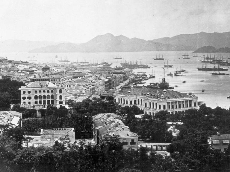 Hongkong im Jahr 1870. Der sogenannte Opiumkrieg zwischen England und China hatte 1841 zur Besetzung Hongkongs geführt. Nach 156 Jahren wurde die britische Kronkolonie zum 1. Juli 1997 an China zurückgegeben.