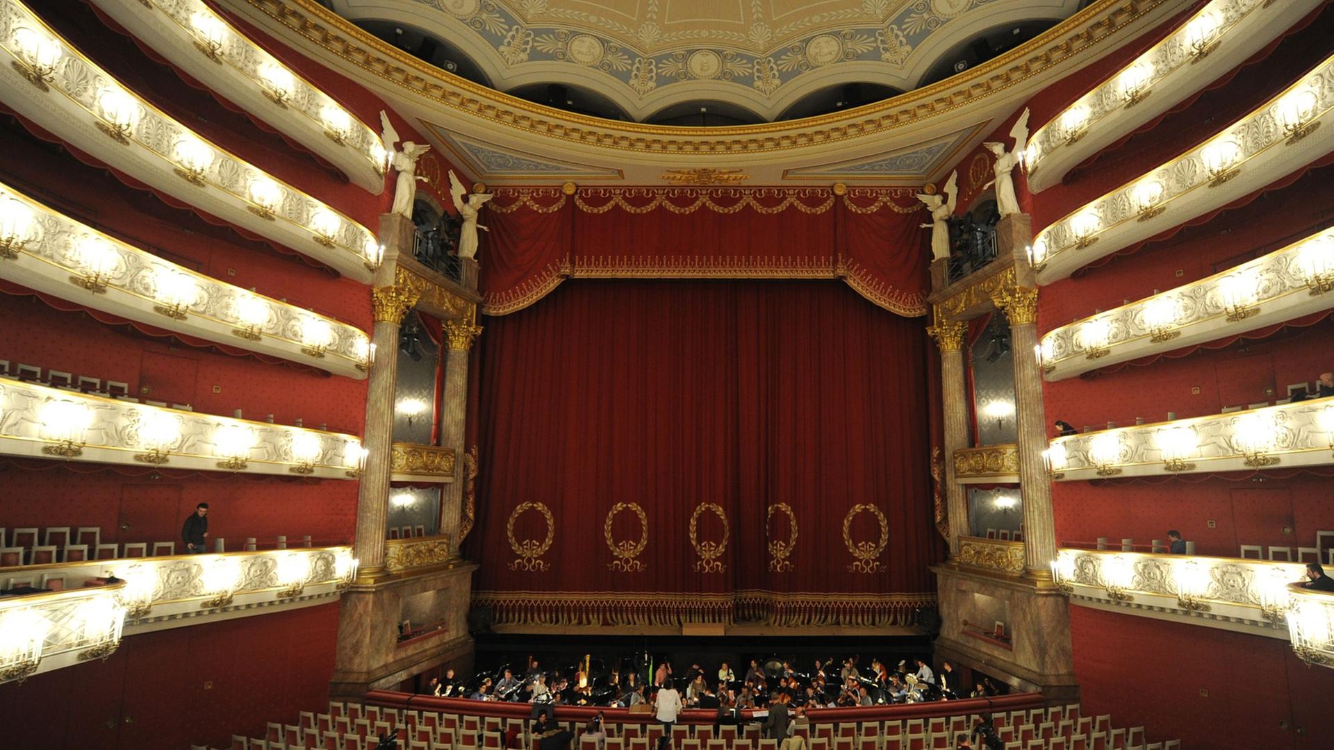 Saal und Bühne der Bayerischen Staatsoper in München. Hier bei der Orchesterhauptprobe von Richard Wagners "Die Walküre" 2012.