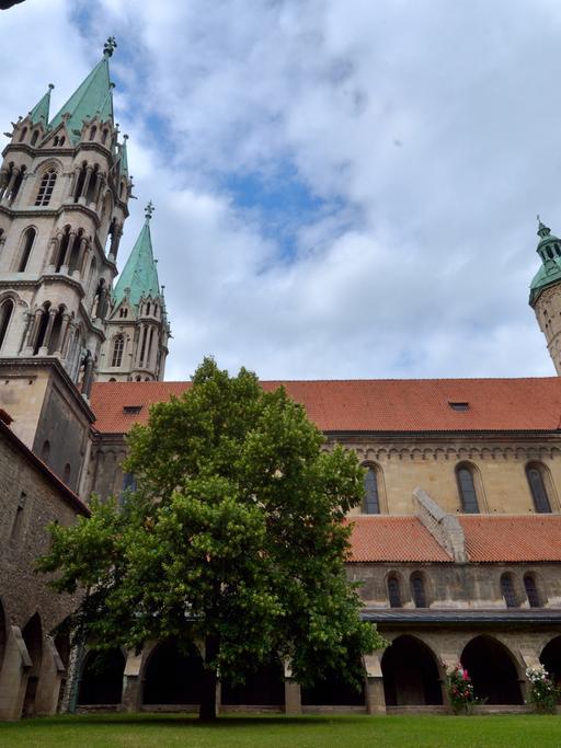 Blick auf den Dom St. Peter und Paul in Naumburg (Sachsen-Anhalt). Der Dom ist das Wahrzeichen der Region und stammt zum größten Teil aus der ersten Hälfte des 13. Jahrhunderts. Er gehört zu den bedeutendsten Bauwerken der Spätromanik in Sachsen-Anhalt.