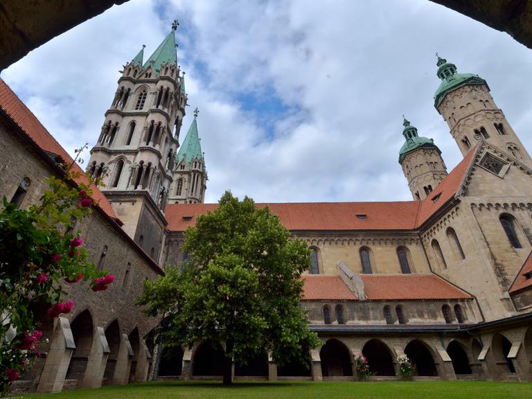 Blick auf den Dom St. Peter und Paul in Naumburg (Sachsen-Anhalt). Der Dom ist das Wahrzeichen der Region und stammt zum größten Teil aus der ersten Hälfte des 13. Jahrhunderts. Er gehört zu den bedeutendsten Bauwerken der Spätromanik in Sachsen-Anhalt.