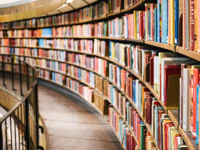 Blick in einen halbkreisförmigen Gang einer Bibliothek
