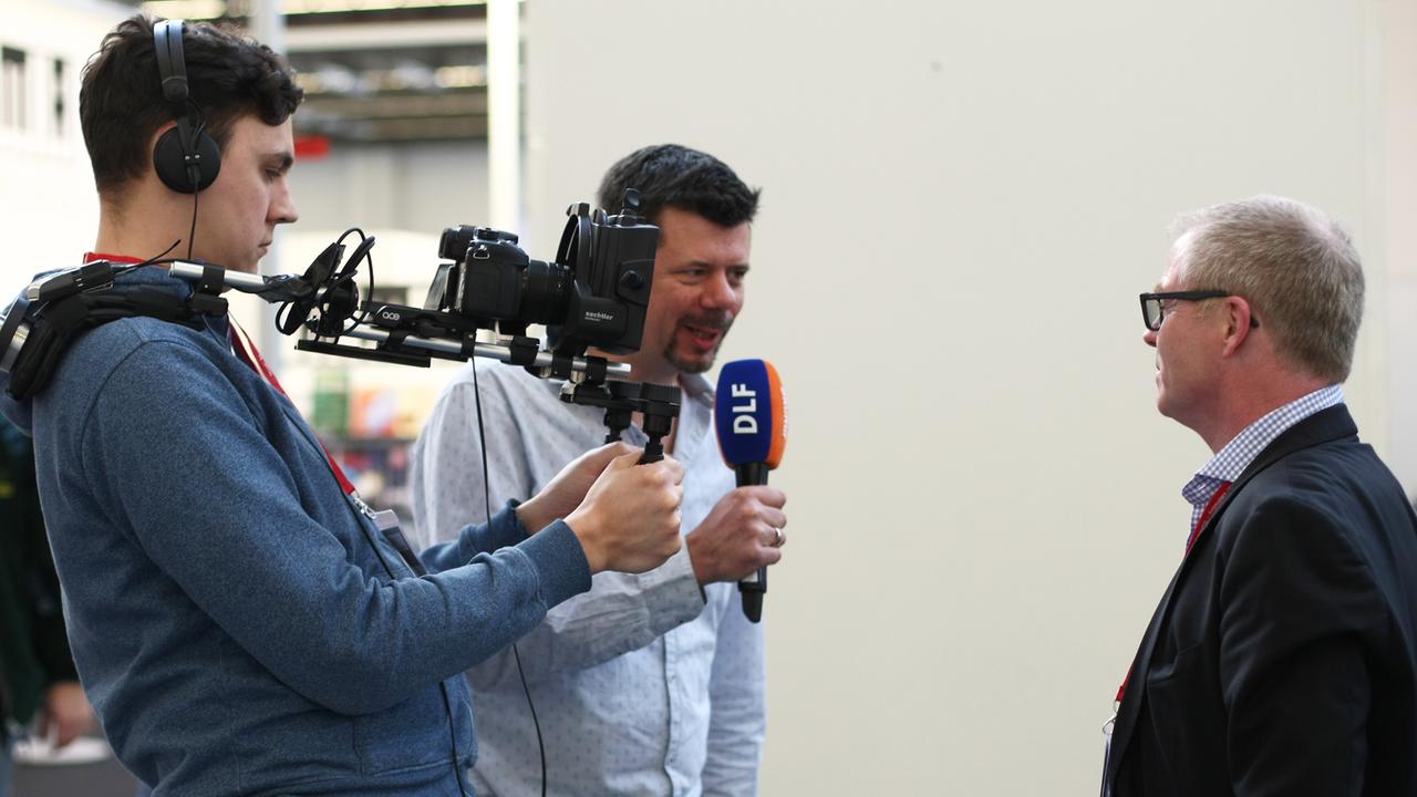 Ein Kameramann und ein Reporter des Deutschlandfunks während des Interviews mit Musikmesse-Chef Wolfgang Lücke. 