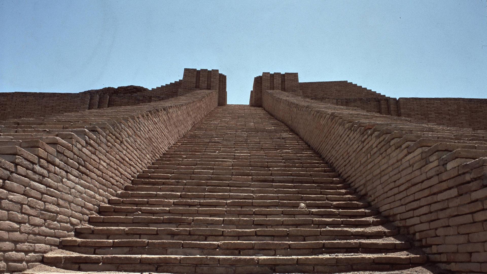 Mesopotamien: Blick auf die Treppenstufen der rekonstruierten Zikkurat von Ur im Irak