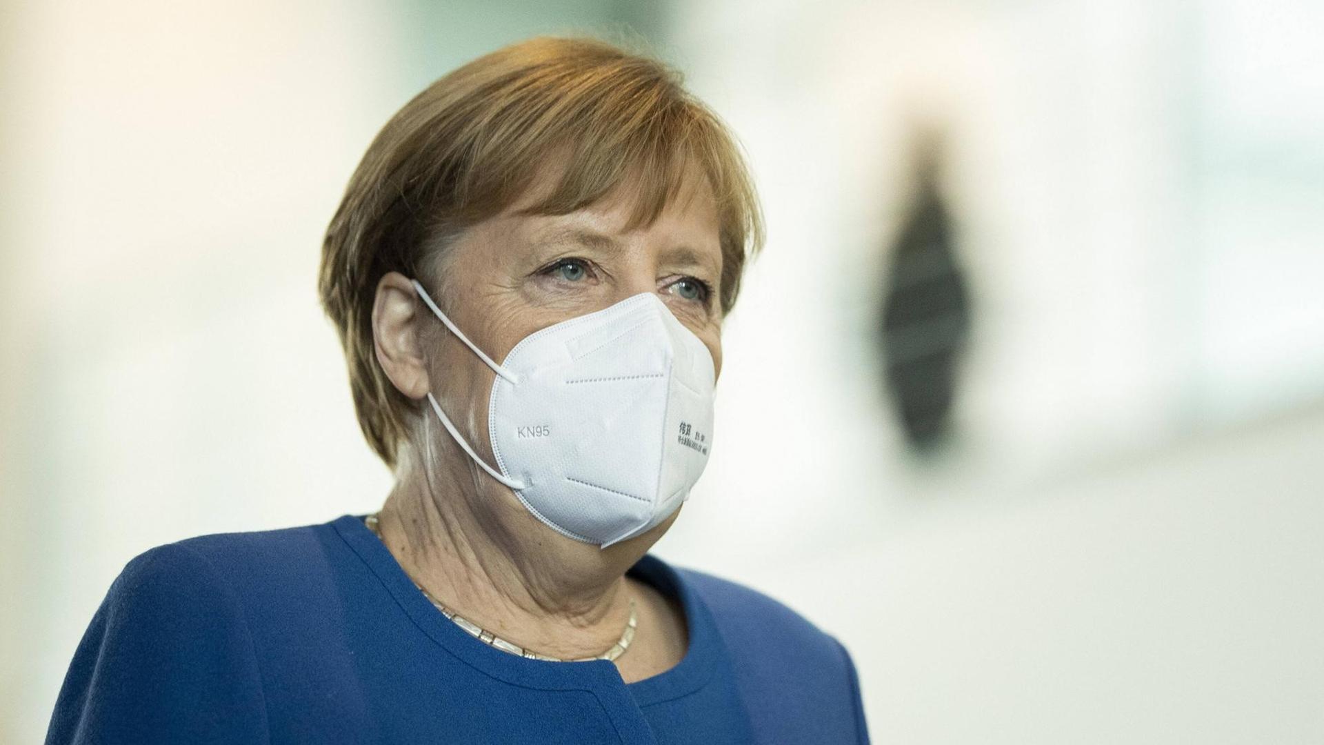 Bundeskanzlerin Angela Merkel mit einer Mund-Nasen-Bedeckung.