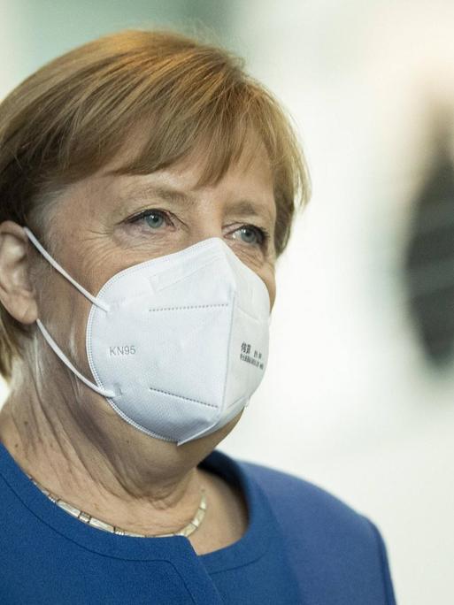 Bundeskanzlerin Angela Merkel mit einer Mund-Nasen-Bedeckung.