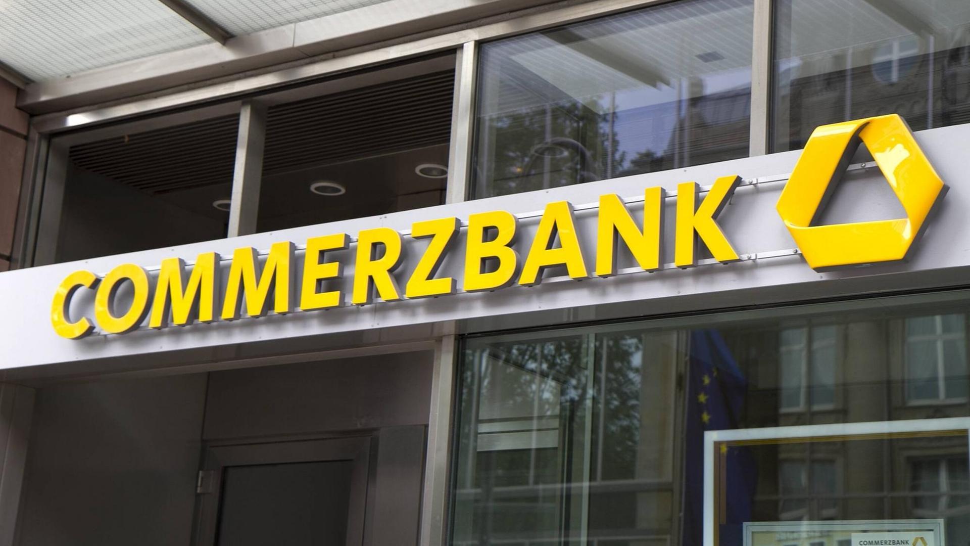 Eingangsbereich einer Commerzbank-Filiale in Frankreich mit dem gelben Logo