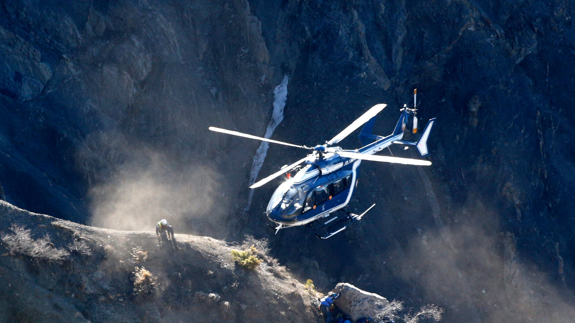 Ein Helikopter setzt Bergungsarbeiter an der Unglücksstelle der Germanwings-Maschine in den Alpen ab.