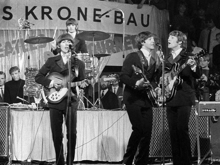 Die Beatles mit George Harrison, Paul McCartney, John Lennon und Ringo Starr treten am 24.06.1966 im Münchner Circus Krone-Bau auf.