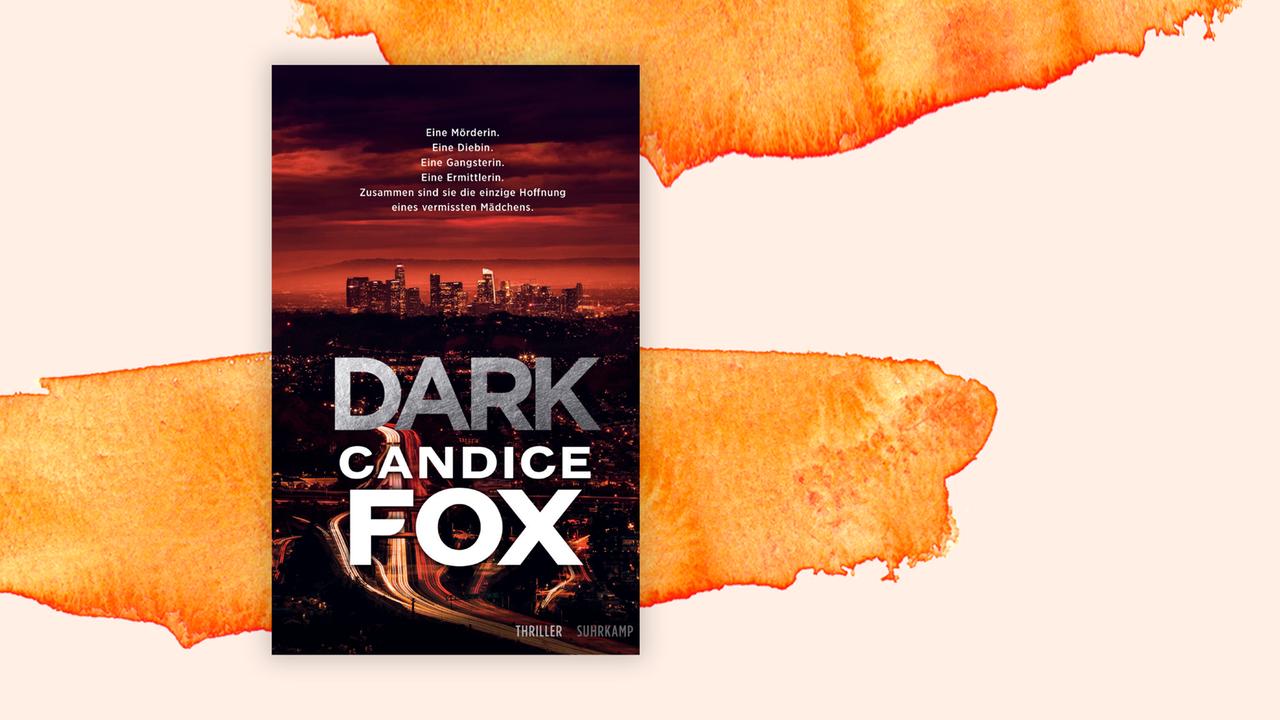 Buchcover von Candice Fox' Thriller "Dark" auf orangefarbenem Aquarellhintergrund.