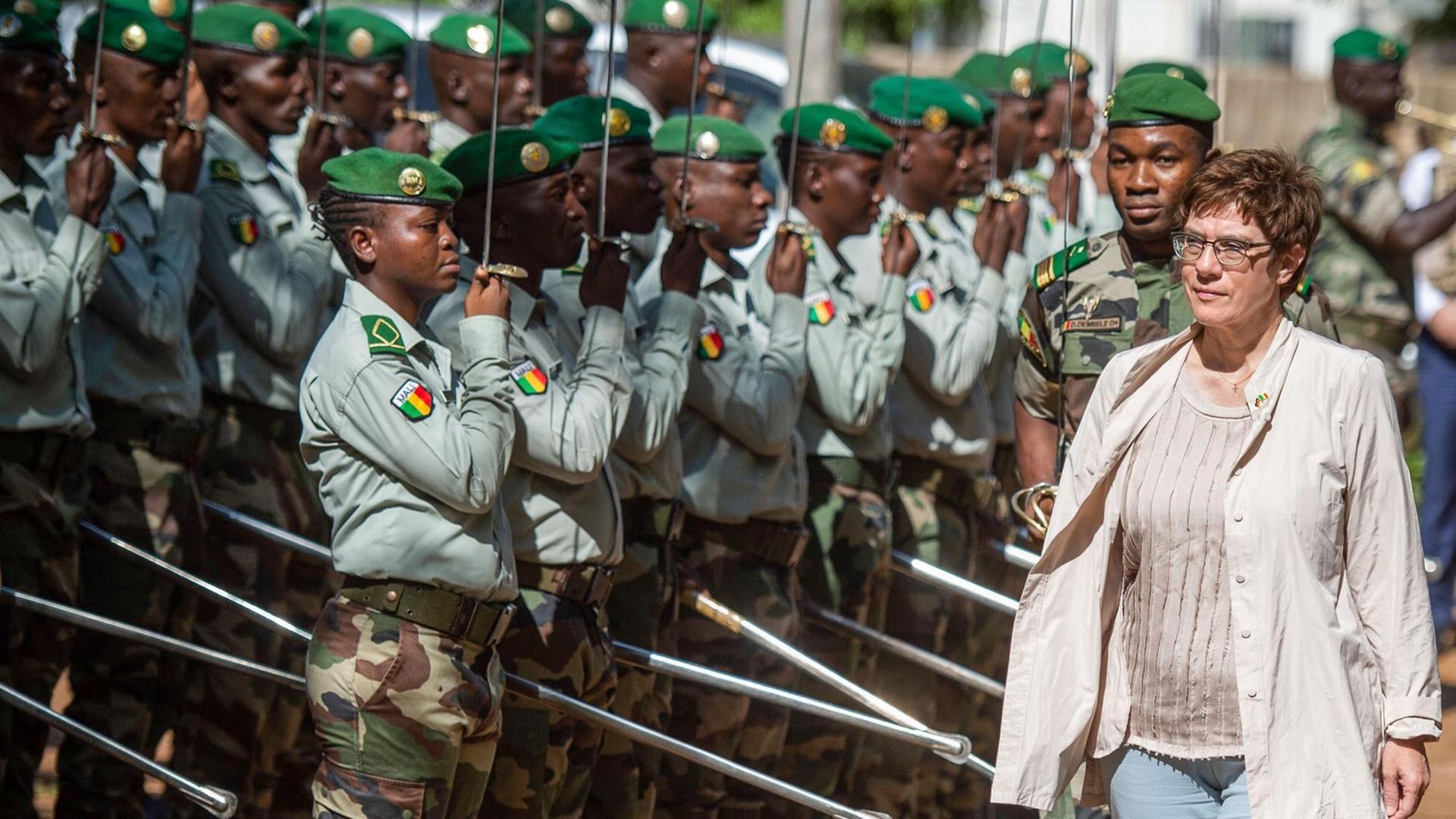 Annegret Kramp-Karrenbauer (CDU), Verteidigungsministerin, wird im Ausbildungszentrum der malischen Streitkräfte mit militärischen Ehren empfangen.