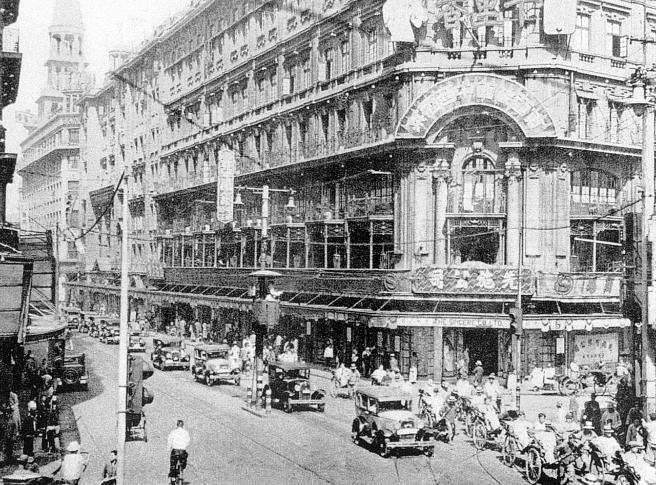 Historische Aufnahme des Shanghai International Settlement: In dieser exterritorialen Zone lebten von der Mitte des 19. Jahrhunderts bis etwa 1950 Menschen, die sich Shanghailänder nannten. Sie stammten meist aus westlichen Ländern Historische Aufnahme des Shanghai International Settlement: In dieser exterritorialen Zone lebten von der Mitte des 19. Jahrhunderts bis etwa 1950 Menschen, die sich Shanghailänder nannten. Sie stammten meist aus westlichen Ländern