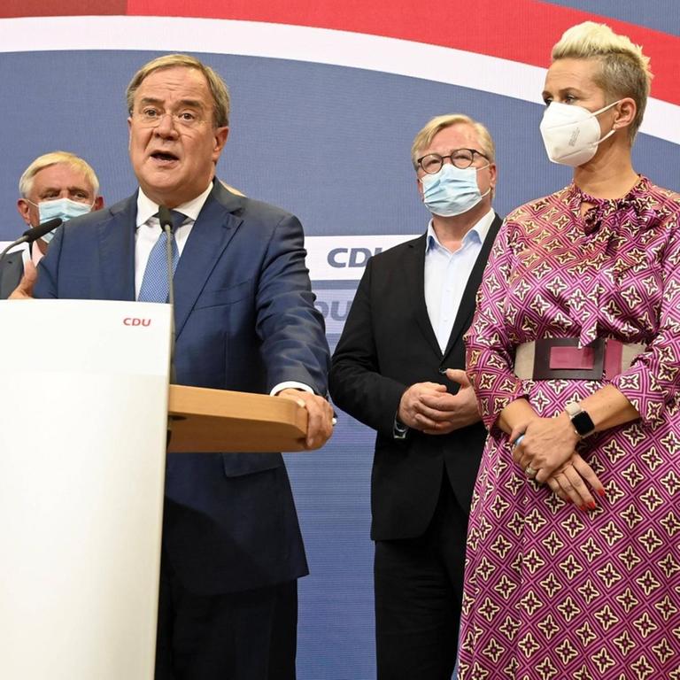 Paul Ziemiak, Armin Laschet, Silvia Breher und Angela Merkel bei der Wahlparty der CDU zur Bundestagswahl 2021 im Konrad-Adenauer-Haus. Berlin, 26.09.2021