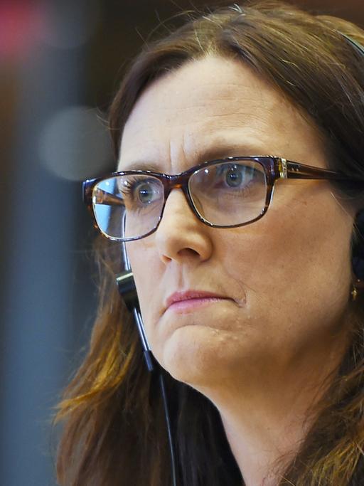 Cecilia Malmström stellt die Investorenschutzklausel in Frage