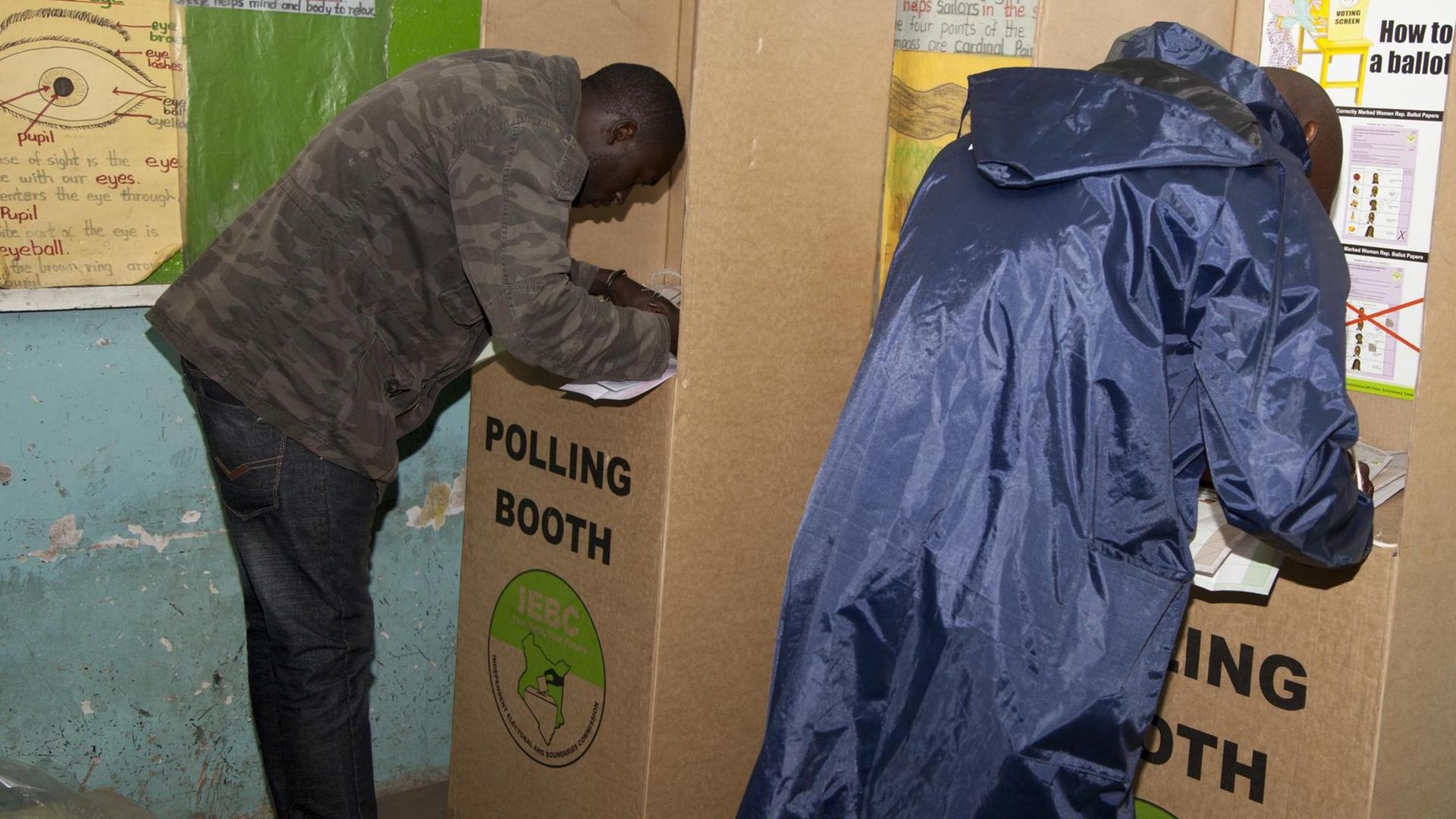 dpatopbilder - Kenianer füllen am 08.08.2017 in Nairobi (Kenia) in einem Wahllokal ihre Wahlzettel aus.