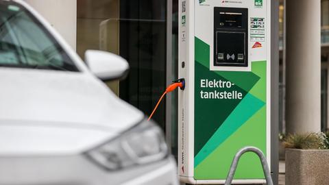 Ein Elektrofahrzeug lädt an einer Ladesäule.