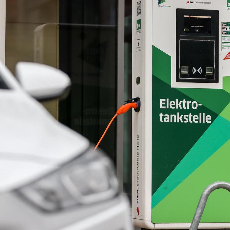 Ein Elektrofahrzeug lädt an einer Ladesäule in der Innenstadt. In Halle gibt es allein von den Stadtwerken zwanzig öffentliche Elektro-Ladestationen. Kombiniert wird das Angebot auch durch Car-Sharing mit Elektrofahrzeugen.