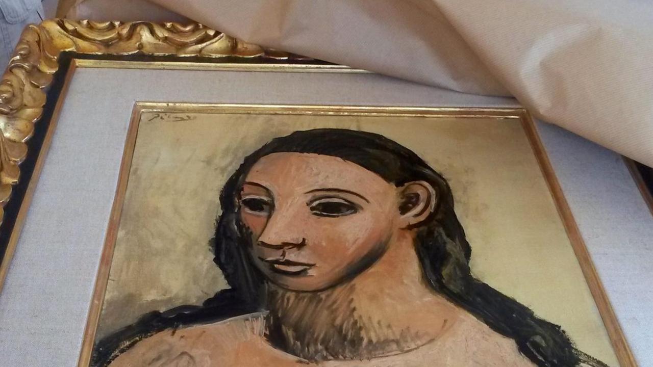 Picassos Bild "Kopf eines jungen Mädchens", nachdem der Zoll es auf der Jacht gefunden hat. Picassos Bild "Kopf eines jungen Mädchens", nachdem der Zoll es auf der Jacht gefunden hat.
